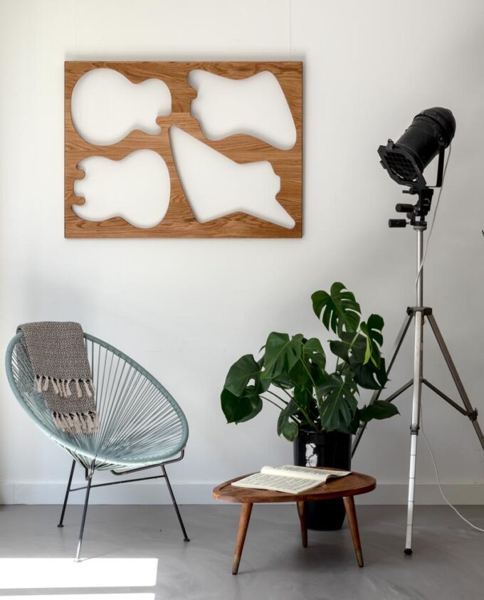 Ruwdesign-Living-Room-Design-Wall-Art-Gibson-Explorer-Fire-Bird-Les-Paul-SG-Oak-Wood-Front-Plant-Monstera-Chair-Acapulco-Movie-lamp-Web